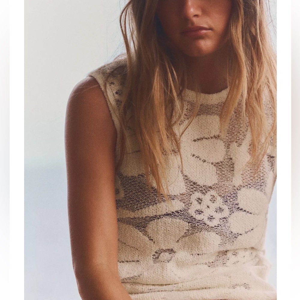 ZARA FLORAL TEXTURED KNIT TOP